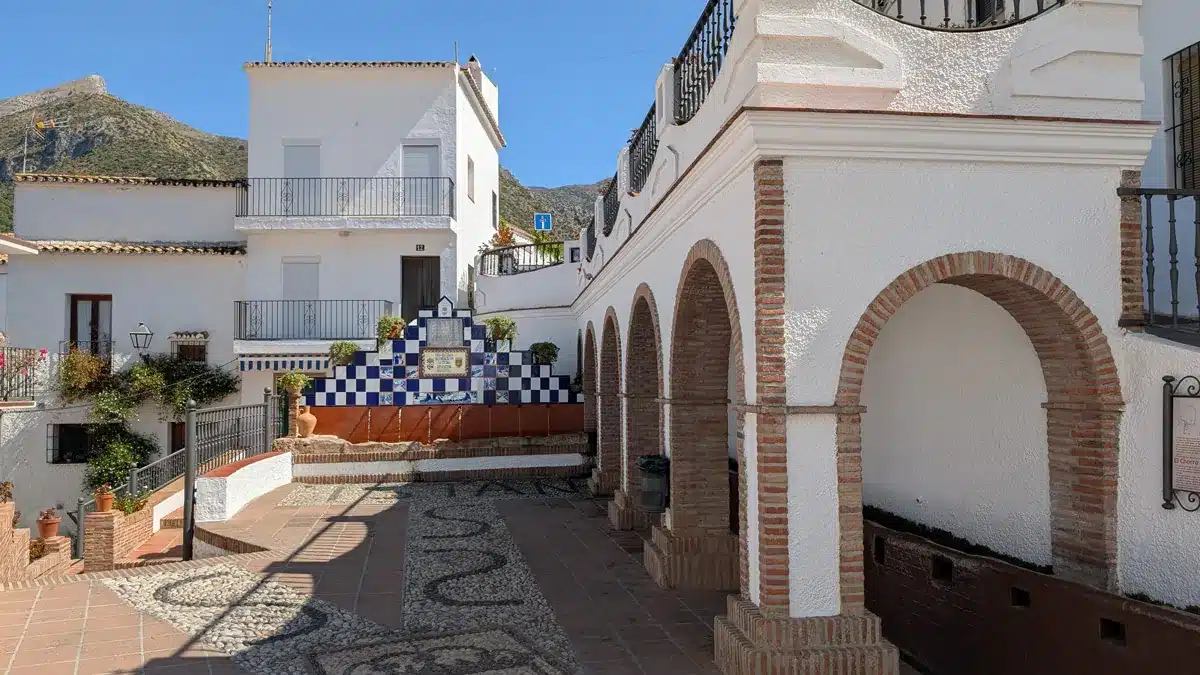 Istán: el manantial de la Costa del Sol 1 Fuente central del pueblo de Istán, con azulejos típicos andaluces y encanto rural.