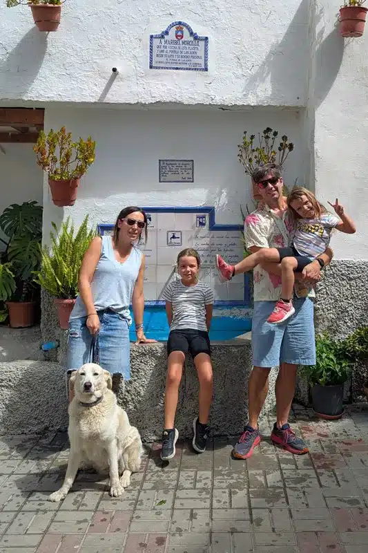 Lanjarón: qué ver en el Pueblo del Agua de la Alpujarra 2 Ruta de los Pilares del Agua por el pueblo - familia en frente un pilar de agua en Lanjarón