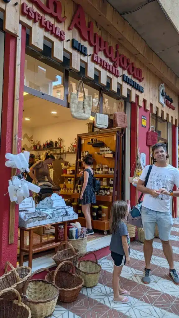 Lanjarón: qué ver en el Pueblo del Agua de la Alpujarra 24 Tienda de productos artesanales en Lanjarón con miel, especias y recuerdos típicos de la Alpujarra — Bloguera Viajera