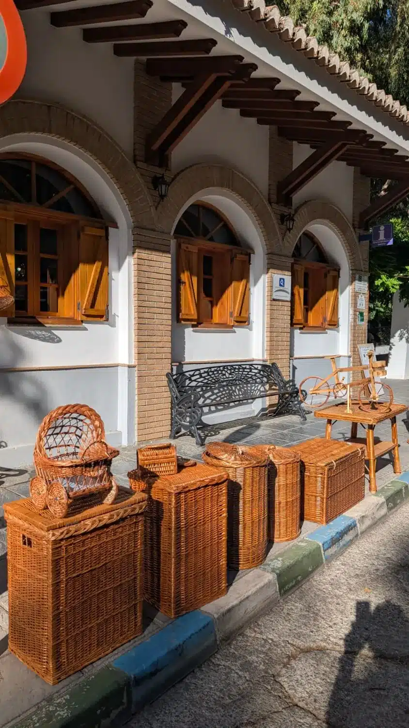 Lanjarón: qué ver en el Pueblo del Agua de la Alpujarra 26 Cestería tradicional de mimbre en las calles de Lanjarón, un imprescindible de la Alpujarra granadina — Bloguera Viajera