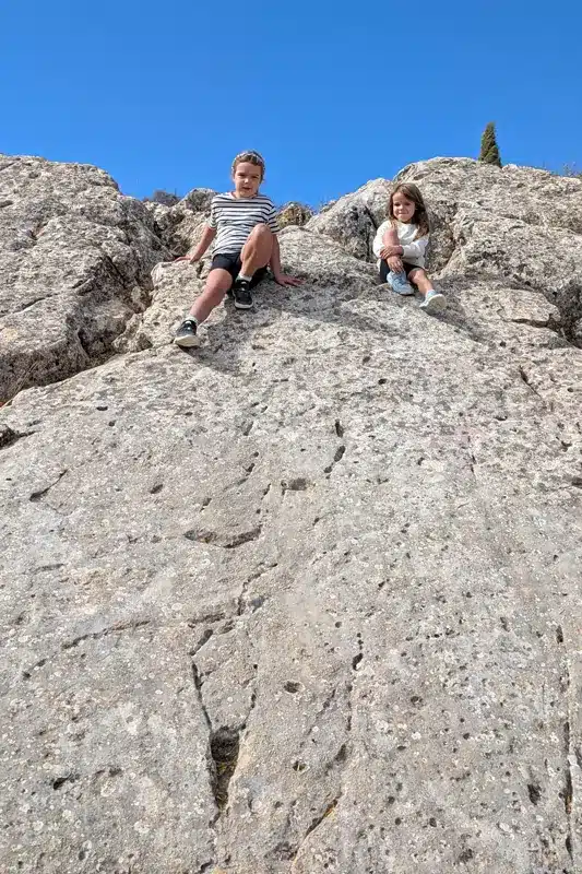 Cuevas del Becerro: naturaleza, tradición y estrellas en el corazón de Málaga 9 Los Resbalaeros los tobogán natural