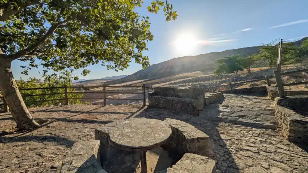 Cuevas del Becerro: naturaleza, tradición y estrellas en el corazón de Málaga 4 Vistas desde el mirador del nacimiento