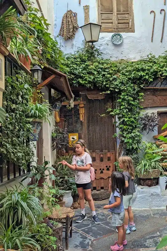 Lanjarón: qué ver en el Pueblo del Agua de la Alpujarra 3 Niñas explorando el Barrio Hondillo – El casco antiguo de Lanjarón