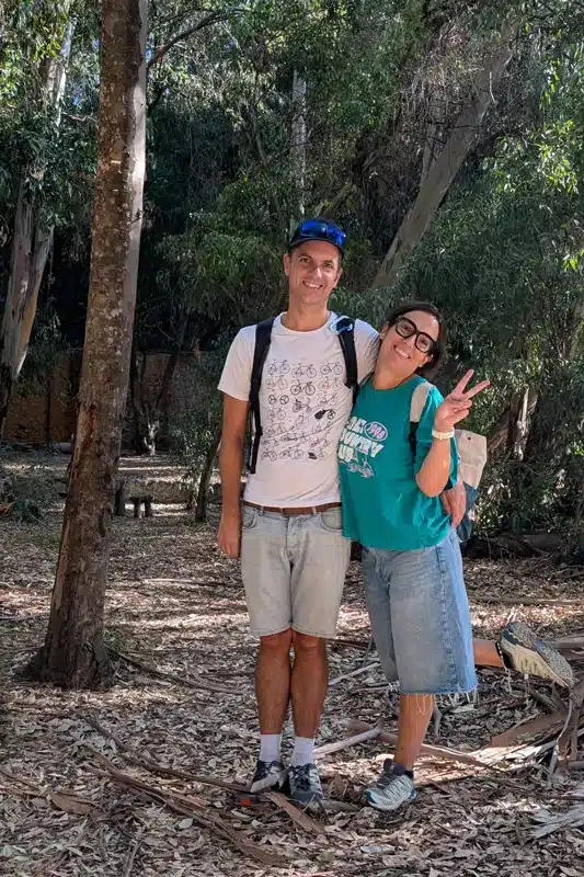 Lanjarón: qué ver en el Pueblo del Agua de la Alpujarra 15 pareja ruta bosque lanjaron blogueraviajera