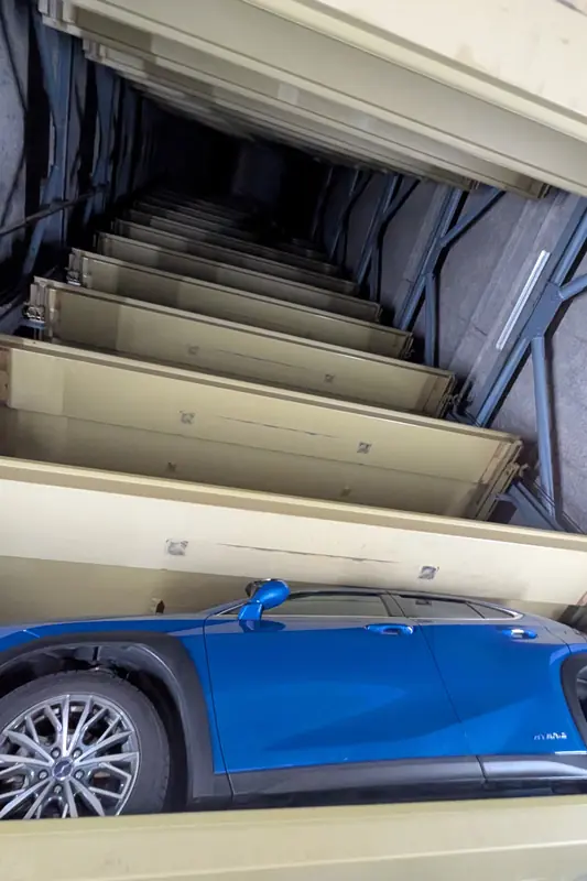 Alquilar coche en Japón: nuestra experiencia 7 Parking robótico japonés donde un coche es elevado y almacenado en niveles automáticos.