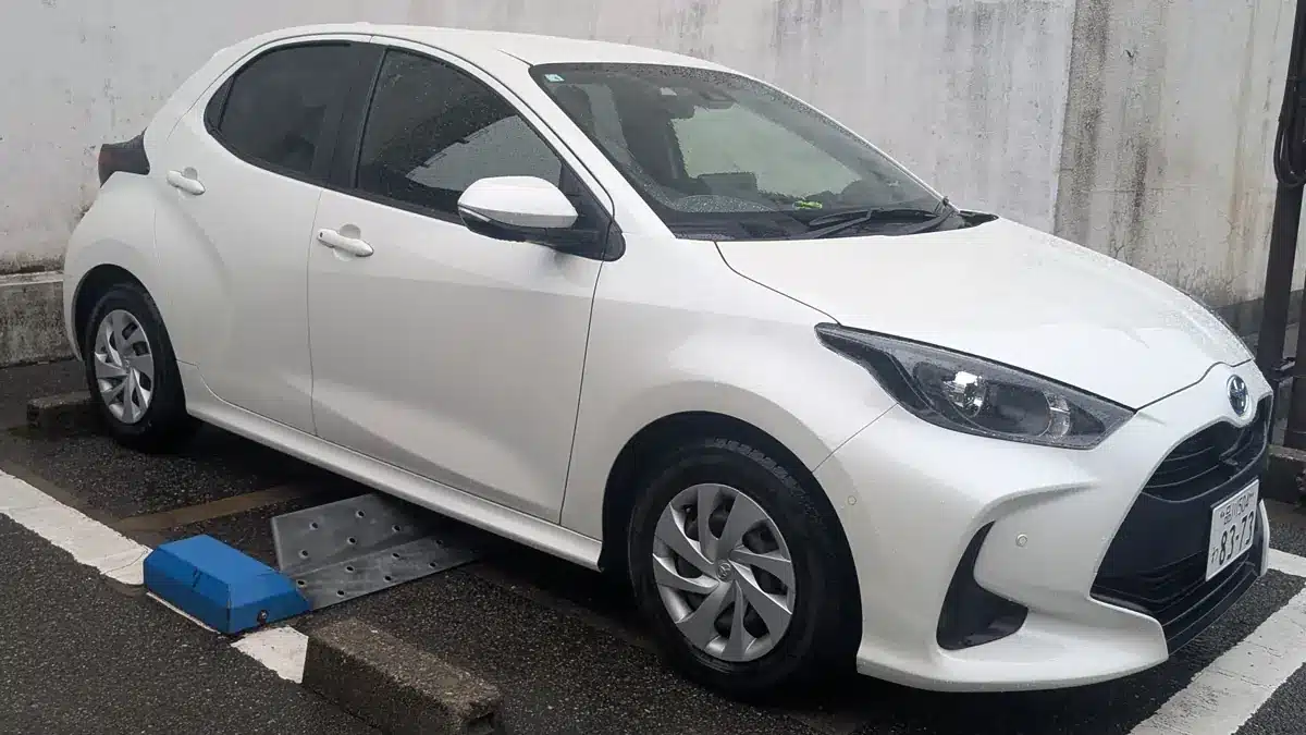 Alquilar coche en Japón: nuestra experiencia 4 Máquina de pago automática para aparcar en Japón con instrucciones en japonés y opciones electrónicas.