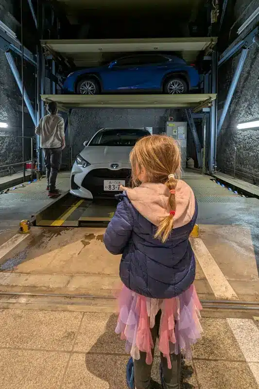 Alquilar coche en Japón: nuestra experiencia 6 Parking robótico japonés donde un coche es elevado y almacenado en niveles automáticos.