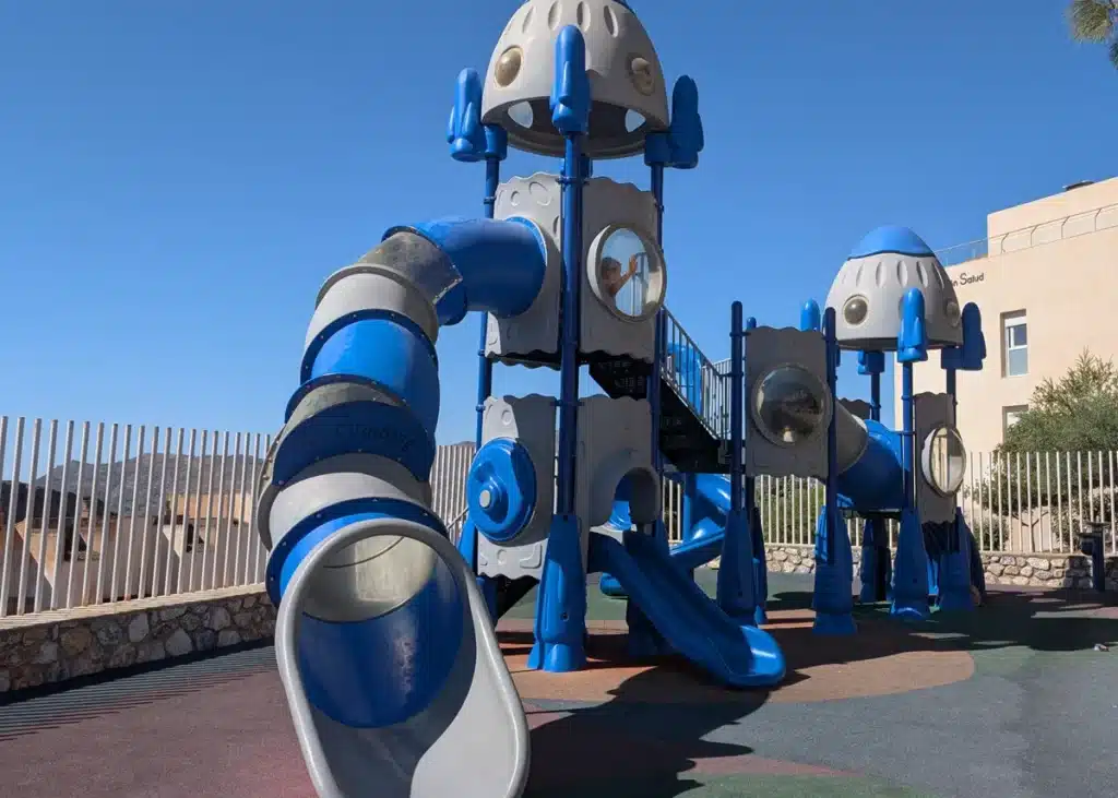 Lanjarón: qué ver en el Pueblo del Agua de la Alpujarra 21 Lanjarón con niños: parques infantiles