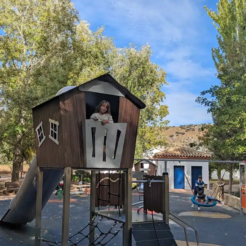 Cuevas del Becerro: naturaleza, tradición y estrellas en el corazón de Málaga 6 Parque infantil en el nacimiento Cuevas del Becerro