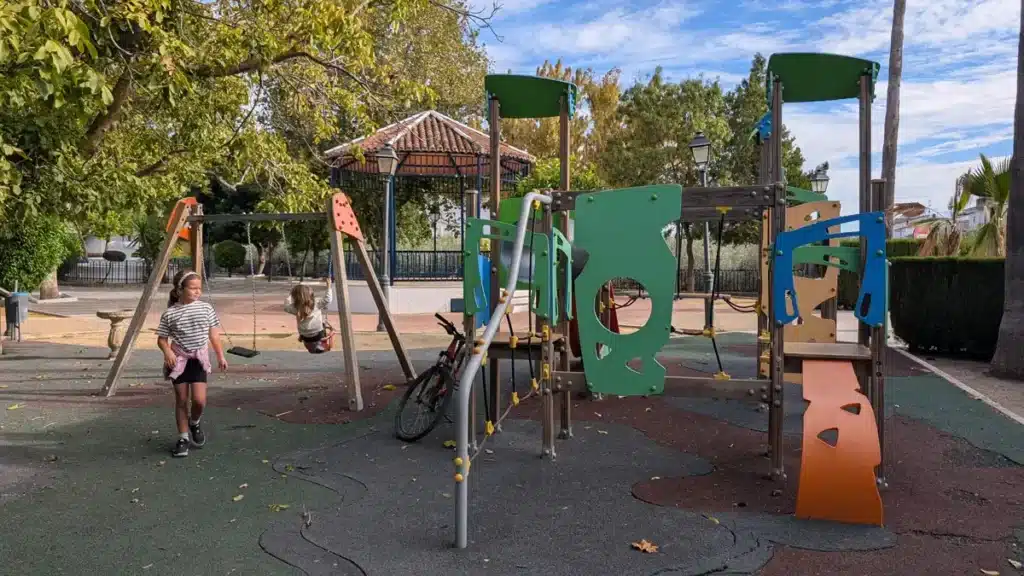 Cuevas del Becerro: naturaleza, tradición y estrellas en el corazón de Málaga 18 Parque infantil en Cuevas del Becerro