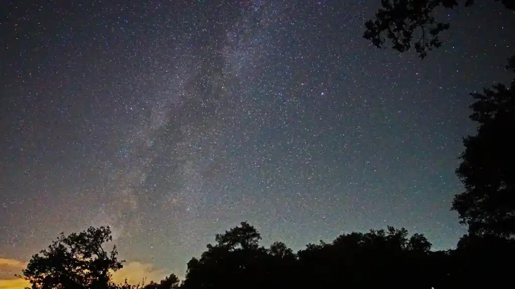 Cuevas del Becerro: naturaleza, tradición y estrellas en el corazón de Málaga 16 Cielo estrellado en un destino Starlight ideal para disfrutar del astroturismo en familia – Bloguera Viajera