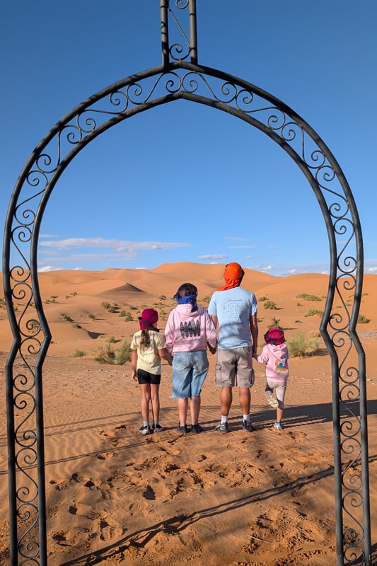 Familia en el desierto de Marruecos