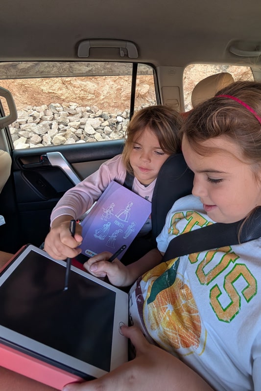 Jugando en el coche en Marruecos