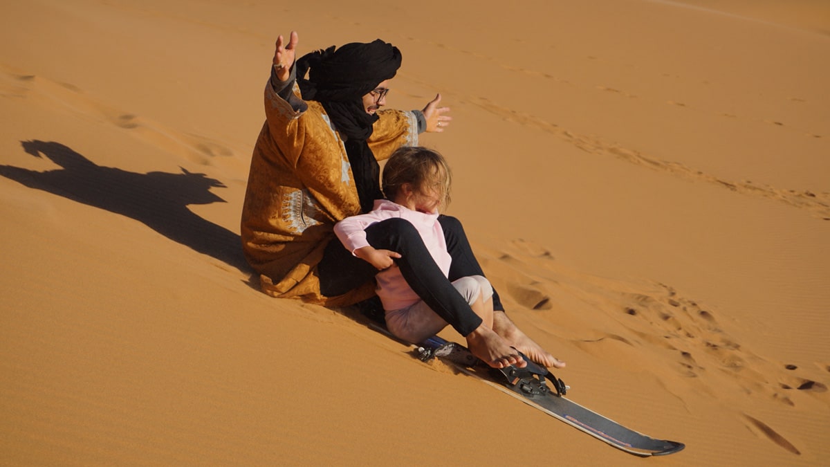 Sandboarding Las dunas de Erg Chebbi, Marruecos con niños blogueraviajera