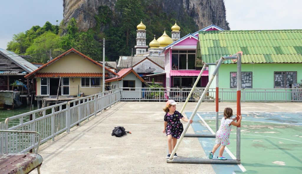 Panyee en Phuket, Tailandia el pueblo flotante.