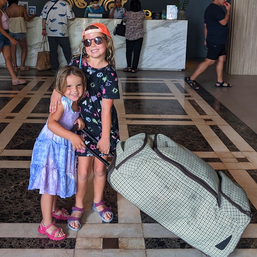 Las niñas con su maleta listas para disfrutar de su viaje por Tailandia en familia