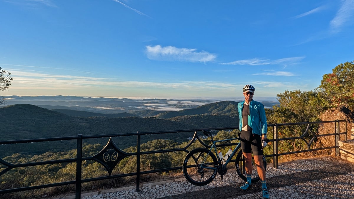Ciclista disfrutando del Parque Natural Sierra de Aracena y Picos de Aroche.