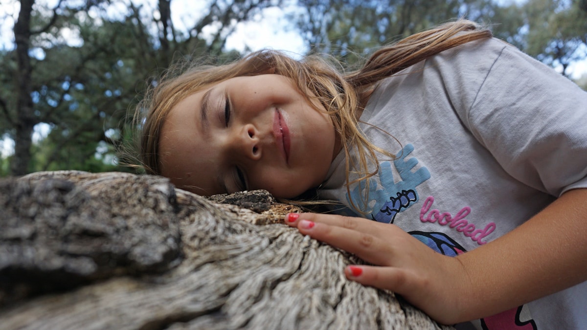 Niña a una con la naturaleza en Nature Space Jabugo