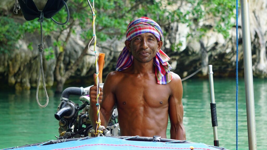 Nuestro piloto y guía local durante una excursión en barco longtail por las islas Hong, Tailandia.