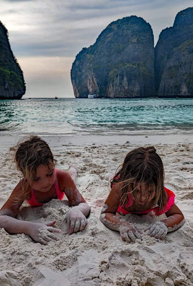 Las niñas blogueraviajera disfrutando en la playa de Maya Bay, Tailandia