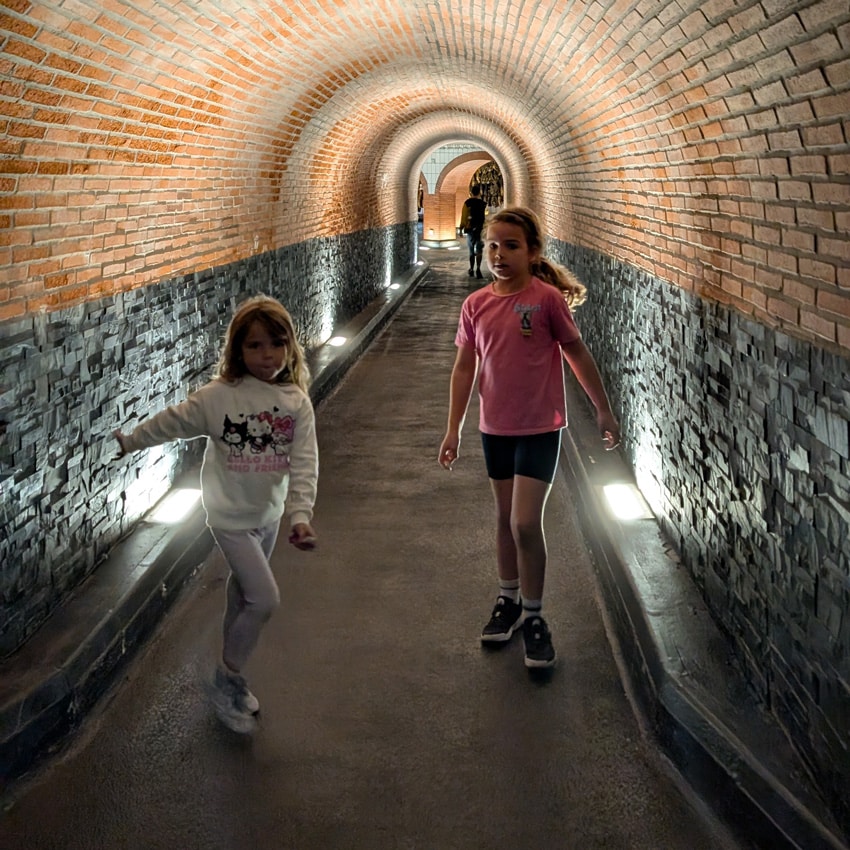 Las niñas disfrutando de la experiencia en las bodegas de 5 Jota en Jabugo, Huelva.