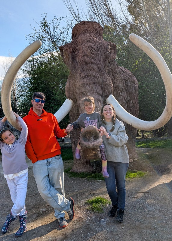 Familia con la estatua del Mamut en Padul