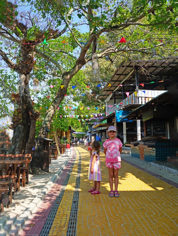 Las niñas explorando los calles de las islas Phi Phi, Tailandia con niños