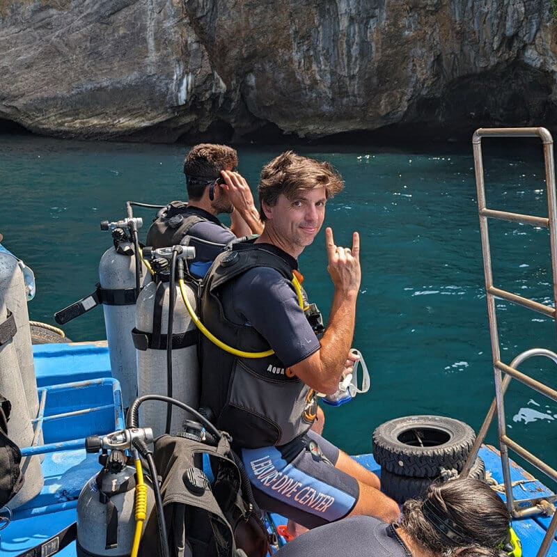 Mike blogueraviajera buceando en las islas Phi Phi en Tailandia
