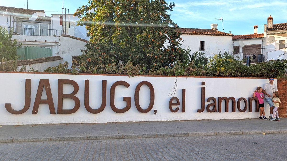 Cartel en el pueblo de Jabugo