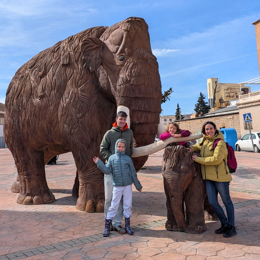 El Mamut de Padul en pleno centro del pueblo