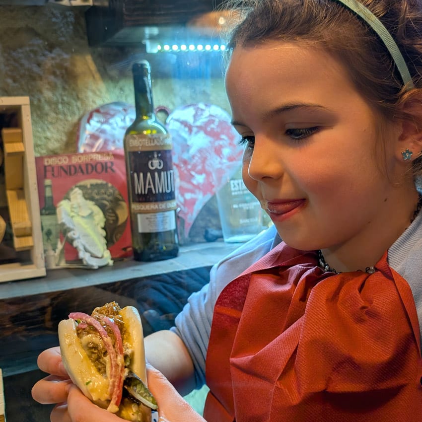 Niña disfrutando de pan bao en el Mammut gastroespacio, padul