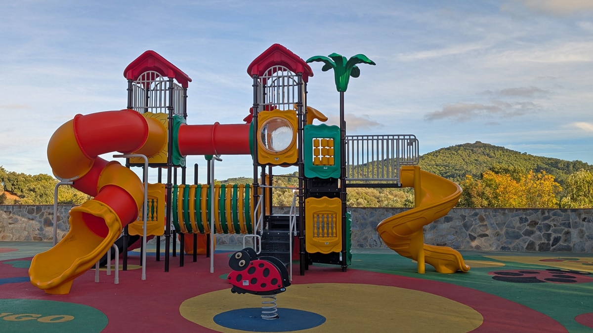 Parque infantil en el recinto multiuso de Jabugo