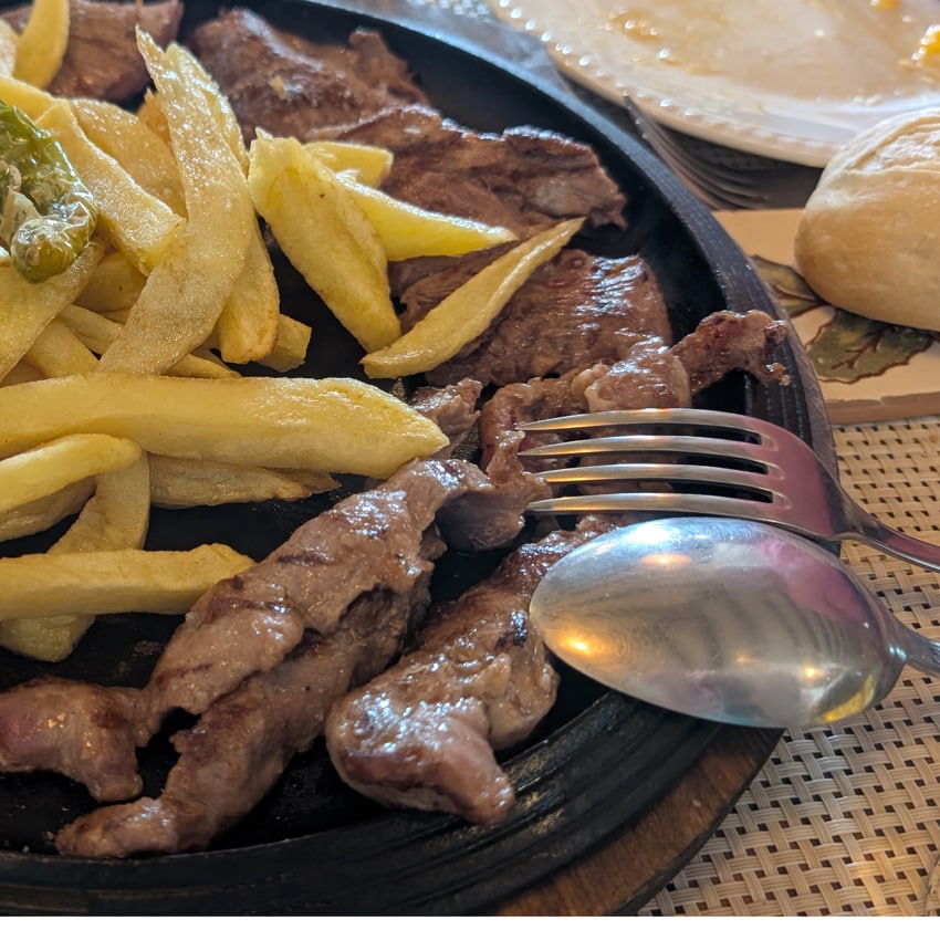 Plato de carne en Restaurante Las Bellotas, Jabugo