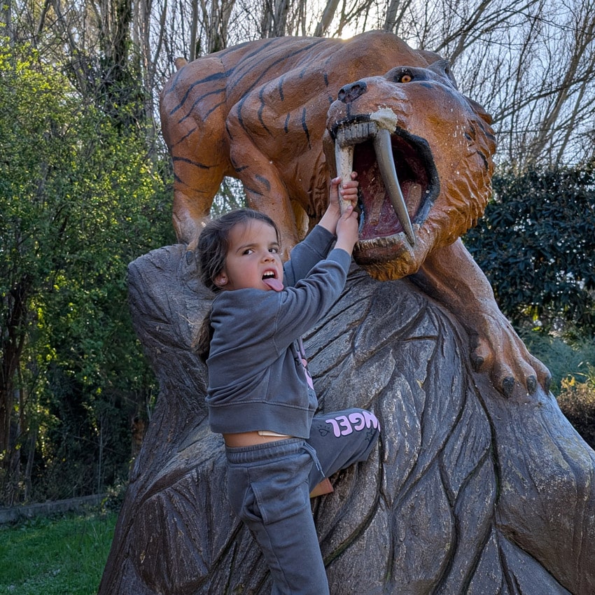 Niña con la figura del tigre dientes de sable en Padul