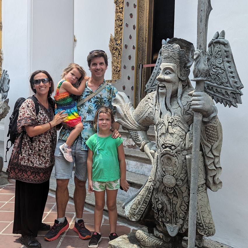 Familia visitando los templos de Bangkok