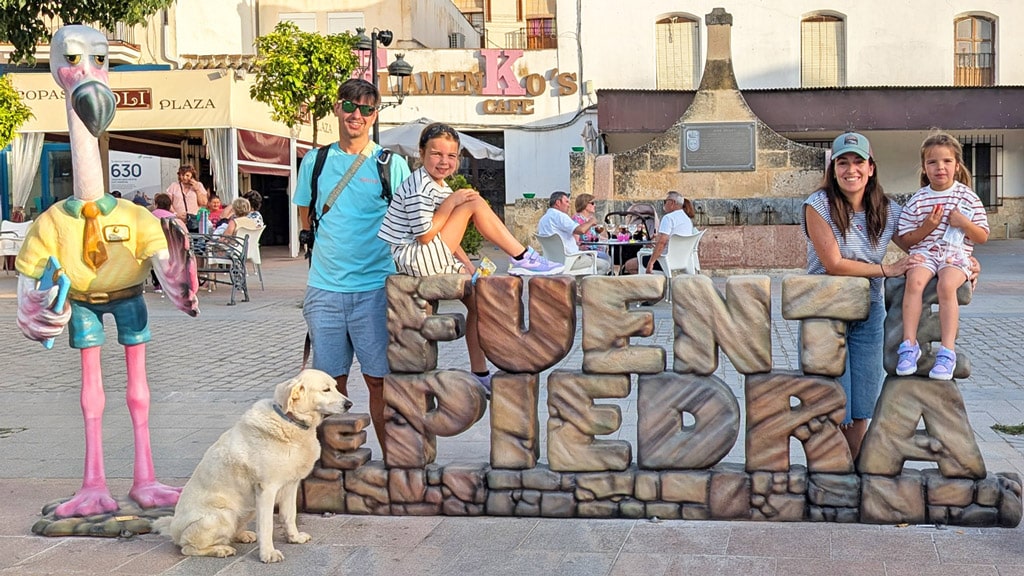 Familia posando en la plaza de Fuente de Piedra