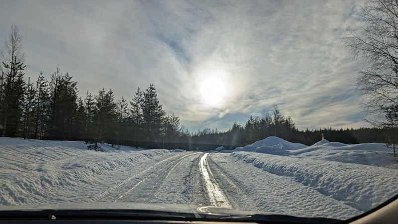 carretera congelada en laponia finlandia