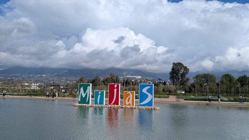 Lago central en el gran parque de Mijas
