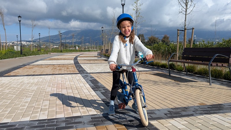 niña montando en bici en el gran parque de Mijas