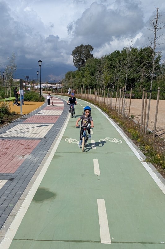 Niñas en bici en un carril de gran parque de Mijas