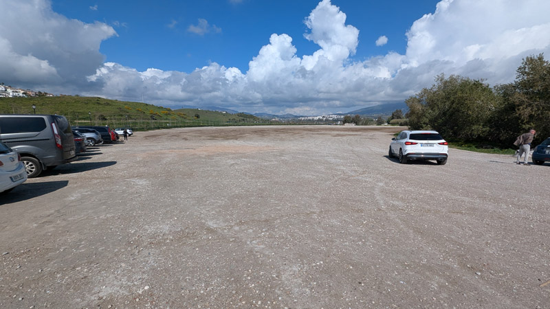 Zona de parking en el gran parque de mijas