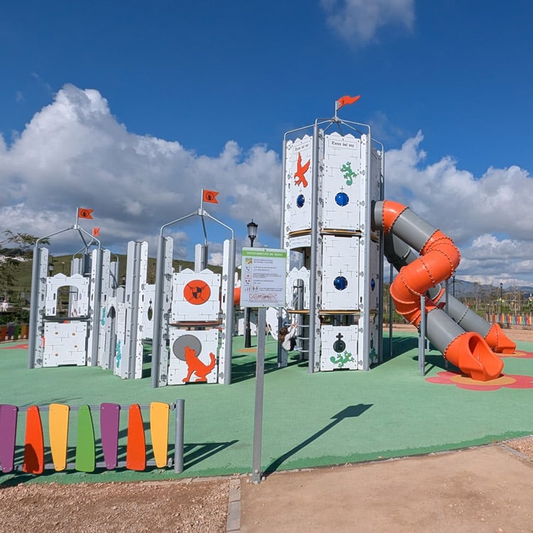 zona infantil en el gran parque de Mijas