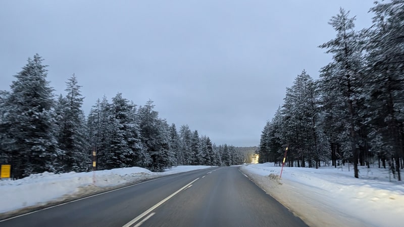 carretera por la noche en laponia blogueraviajera