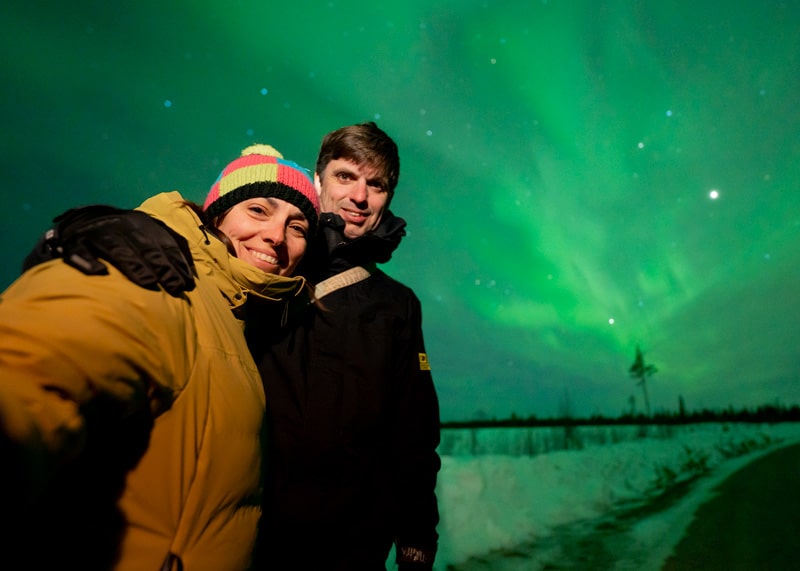 Bien abrigado contra el frio viendo aurora Boreales