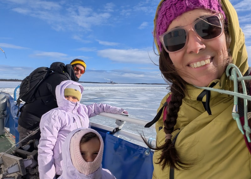 Familia en un crucero de romperhielos: Qué hacer en Laponia con niños: las 10 mejores actividades en familia