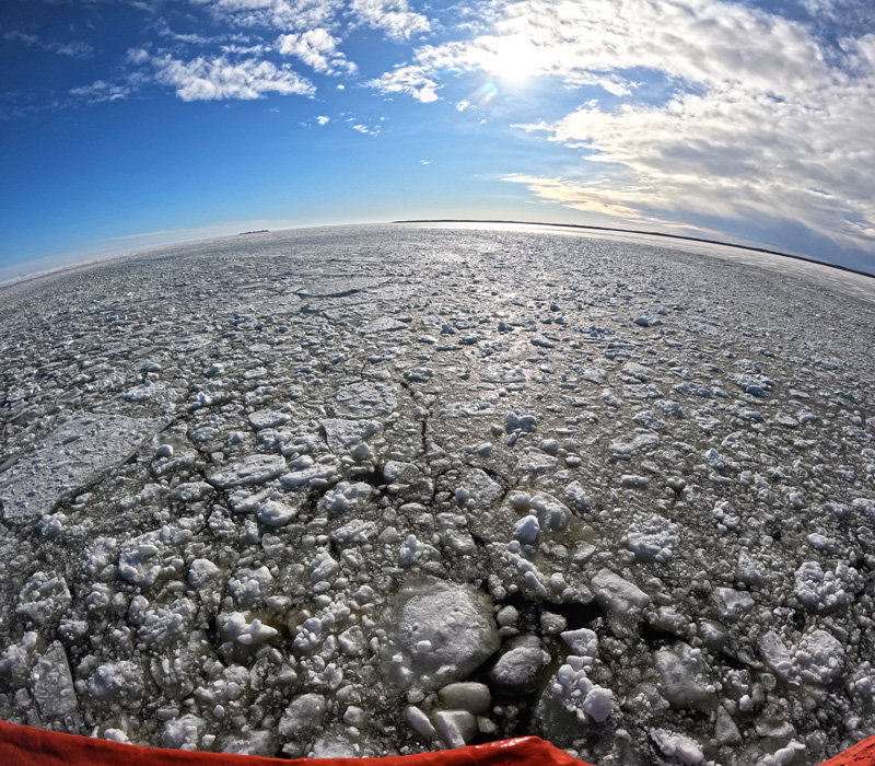 Mar Baltico congelado visto desde el barco crucero rompehielos Polar Explorar en Laponia
