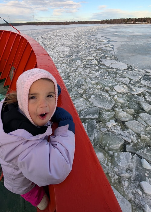 niña impresionada por el hielo