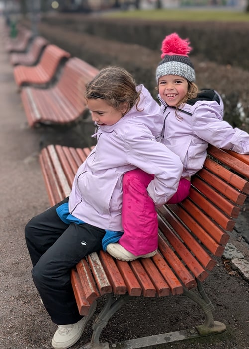 NIñas difrutando en Helsinki