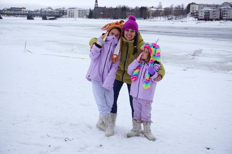 Niñas a lado rio congelado en Rovaniemi Laponia
