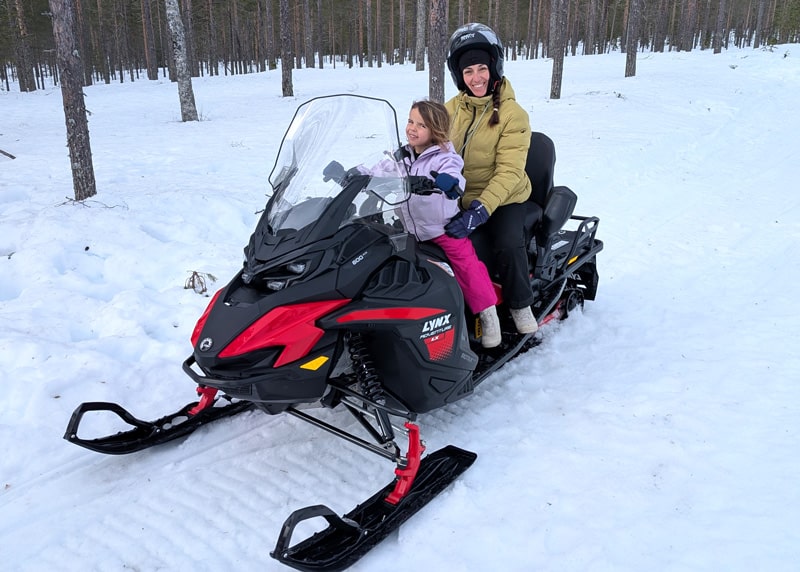 Disfrutando de un paseo en motor de nieve en Laponia
